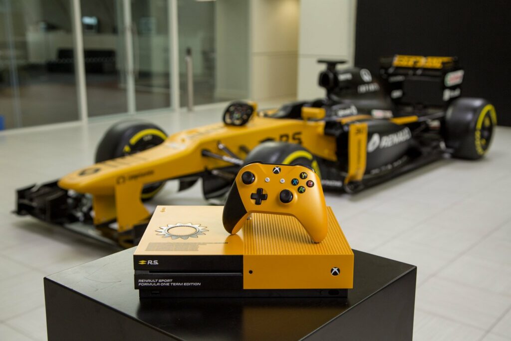 Microsoft verlost Xbox One S im Renault F1-Design auf Twitter